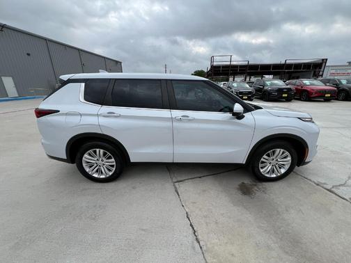 2023 Mitsubishi Outlander SE