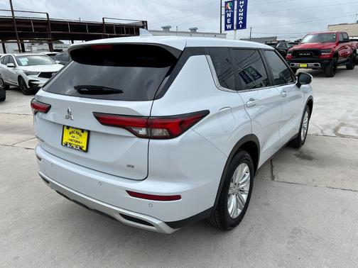2023 Mitsubishi Outlander SE