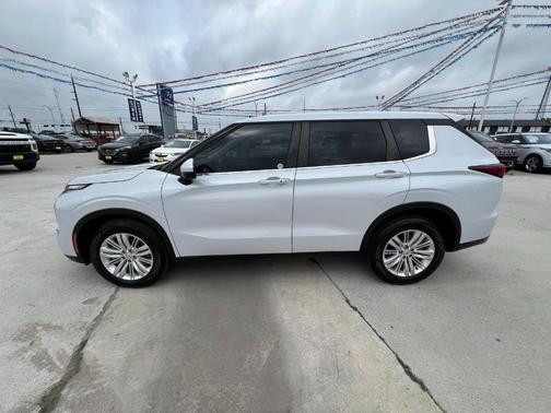 2023 Mitsubishi Outlander SE