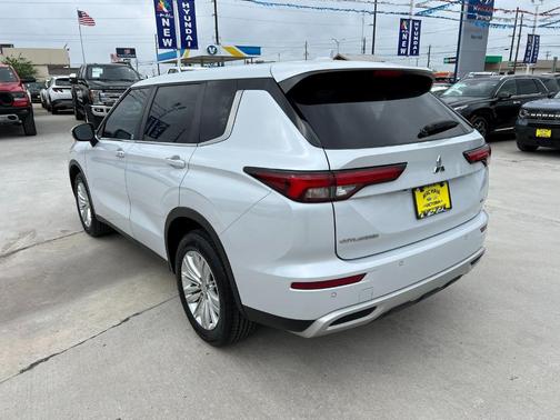 2023 Mitsubishi Outlander SE