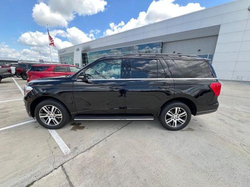 Black Metallic 2022 Ford Expedition XLT