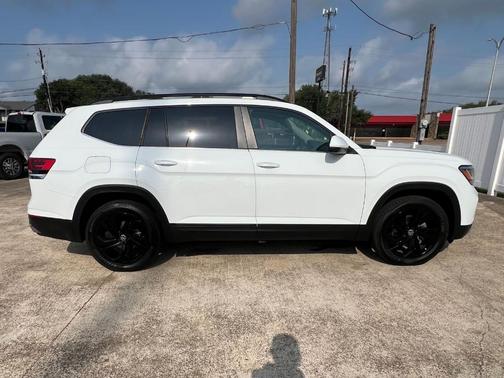 Pure White 2022 Volkswagen Atlas 3.6L SE w/Technology
