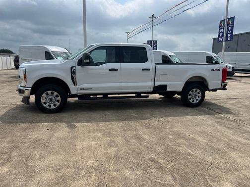 Oxford White 2024 Ford F-250 XLT