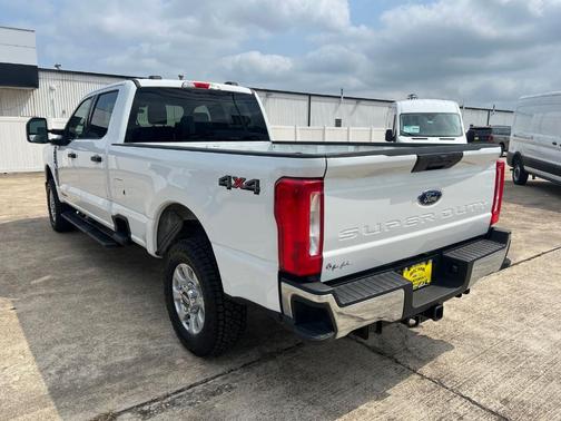 Oxford White 2024 Ford F-250 XLT