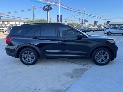 Black Metallic 2022 Ford Explorer XLT
