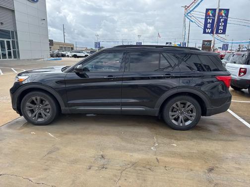 Black Metallic 2022 Ford Explorer XLT