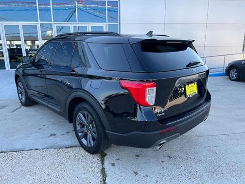 Black Metallic 2022 Ford Explorer XLT