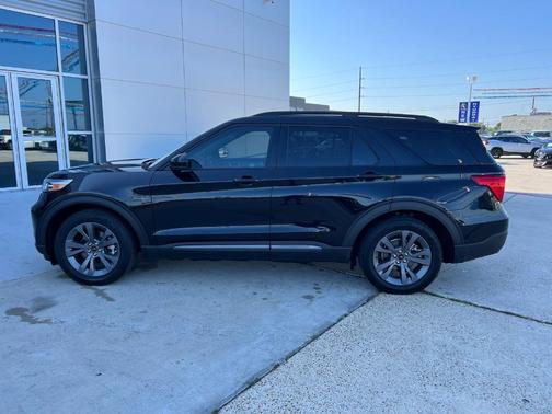 Black Metallic 2022 Ford Explorer XLT