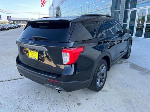 Black Metallic 2022 Ford Explorer XLT