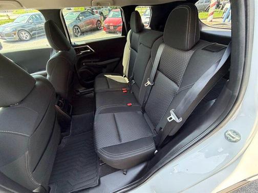 White Diamond 2022 Mitsubishi Outlander ES