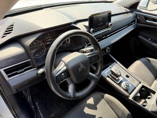 White Diamond 2022 Mitsubishi Outlander ES