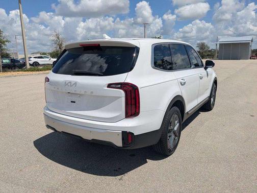 Glacial White Pearl 2024 Kia Telluride LX