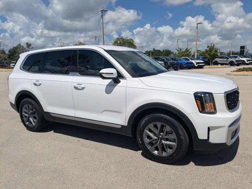 Glacial White Pearl 2024 Kia Telluride LX