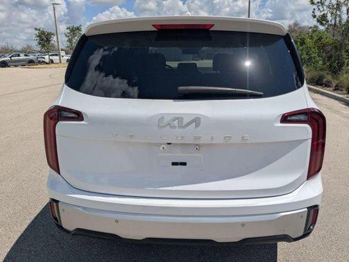 Glacial White Pearl 2024 Kia Telluride LX
