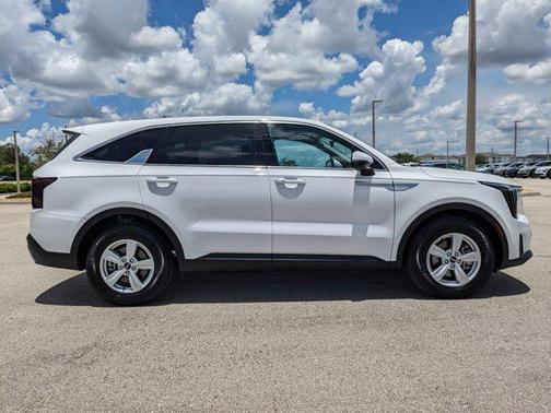 2025 Kia Sorento LX