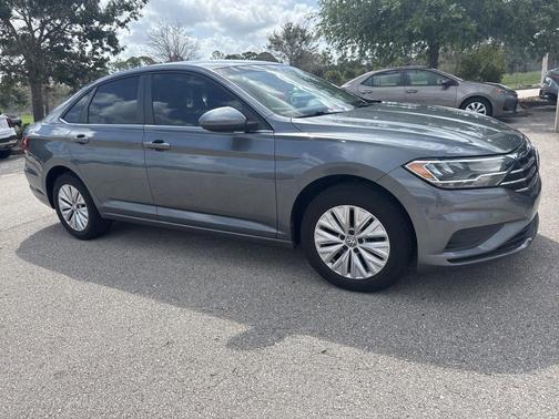 Platinum Gray Metallic 2019 Volkswagen Jetta 1.4T R-Line