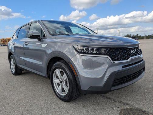 Everlasting Silver 2022 Kia Sorento LX