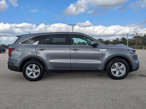 Everlasting Silver 2022 Kia Sorento LX