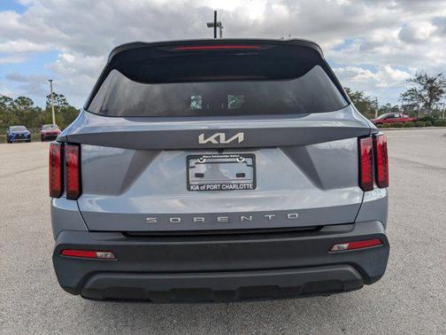 Everlasting Silver 2022 Kia Sorento LX