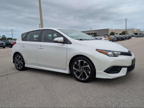 Blizzard Pearl 2017 Toyota Corolla iM Base