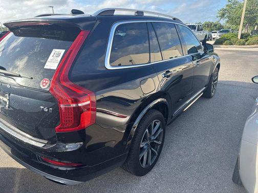 2017 Volvo XC90 T6 Momentum