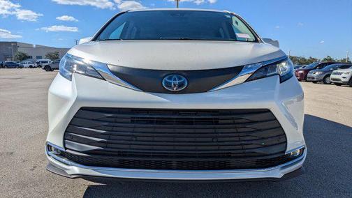 2021 Toyota Sienna XLE 8 Passenger