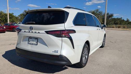 2021 Toyota Sienna XLE 8 Passenger