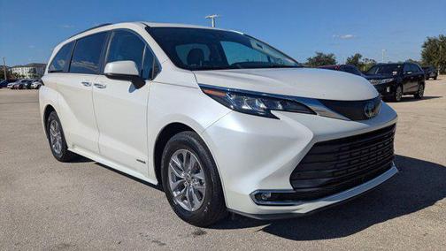 2021 Toyota Sienna XLE 8 Passenger
