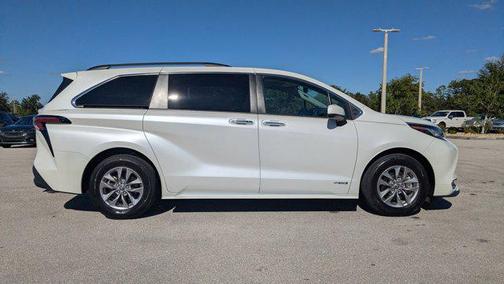 2021 Toyota Sienna XLE 8 Passenger