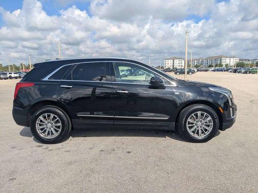 Stellar Black Metallic 2017 Cadillac XT5 Luxury