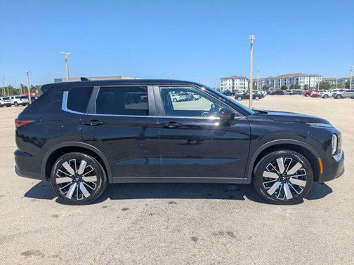 Labrador Black Pearl 2025 Mitsubishi Outlander SE 2.5 S-AWC