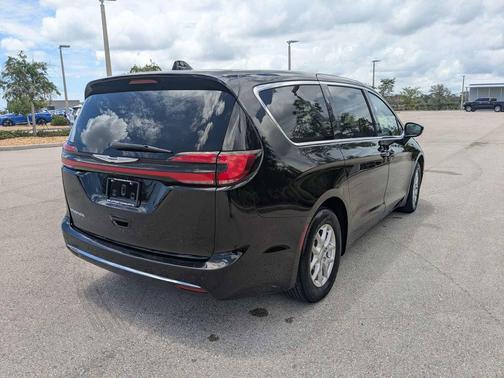 Diamond Black Crystal Pearlcoat 2024 Chrysler Pacifica Touring L
