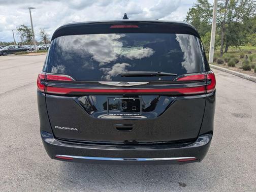 Diamond Black Crystal Pearlcoat 2024 Chrysler Pacifica Touring L