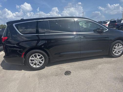 Diamond Black Crystal Pearlcoat 2024 Chrysler Pacifica Touring L