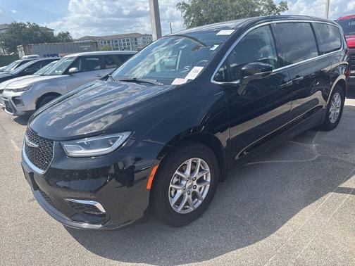 Diamond Black Crystal Pearlcoat 2024 Chrysler Pacifica Touring L