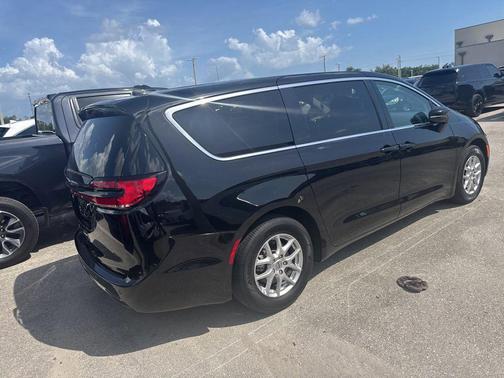 Diamond Black Crystal Pearlcoat 2024 Chrysler Pacifica Touring L