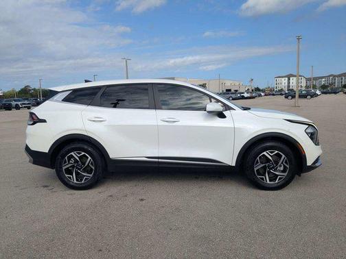 Snow White Pearl 2023 Kia Sportage LX