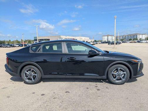 Aurora Black Pearl 2026 Kia K4 LXS
