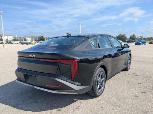 Aurora Black Pearl 2026 Kia K4 LXS