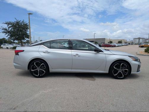 Brilliant Silver Metallic 2023 Nissan Altima SR FWD