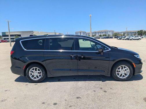 Diamond Black Crystal Pearlcoat 2025 Chrysler Pacifica L