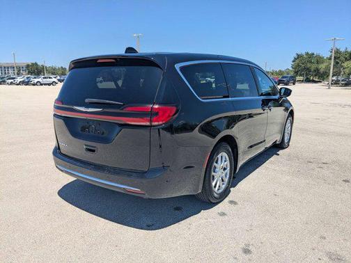 Diamond Black Crystal Pearlcoat 2025 Chrysler Pacifica L