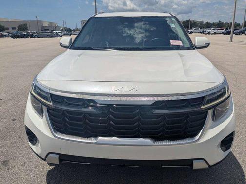 Snow White Pearl 2024 Kia Seltos EX