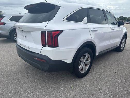 Glacial White Pearl 2022 Kia Sorento LX
