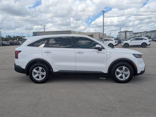 Glacial White Pearl 2022 Kia Sorento LX