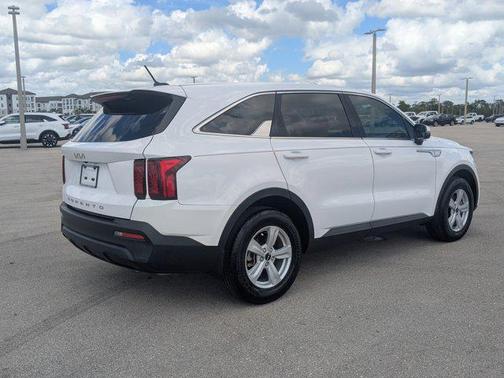 Glacial White Pearl 2022 Kia Sorento LX