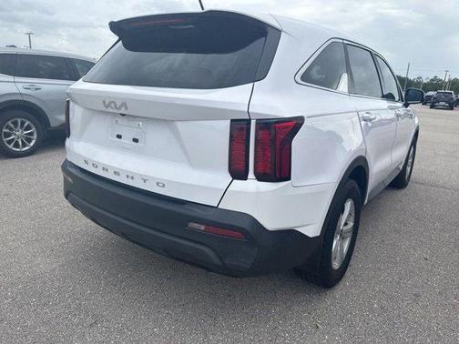 Glacial White Pearl 2022 Kia Sorento LX