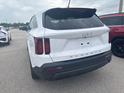 Glacial White Pearl 2022 Kia Sorento LX