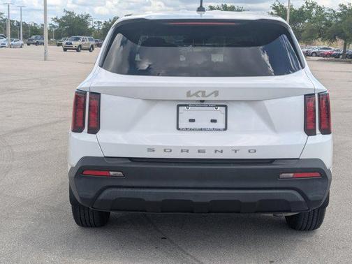 Glacial White Pearl 2022 Kia Sorento LX