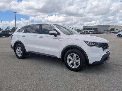Glacial White Pearl 2022 Kia Sorento LX